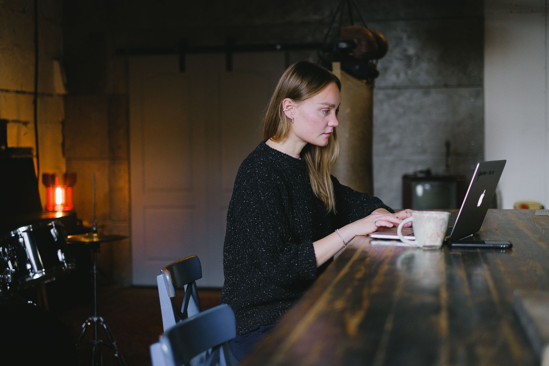 confident woman laptop coffee independent work — stock photo